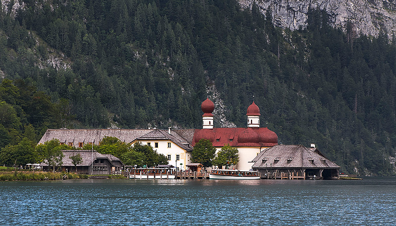 Bild: St. Bartholomä, Gaststätte und Kirche mit Anlegestelle