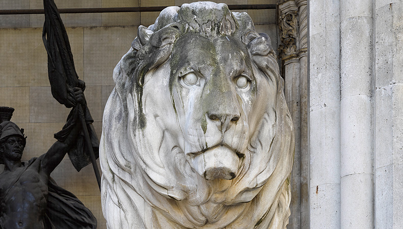 Steinskulptur 'Löwe', Frontalansicht