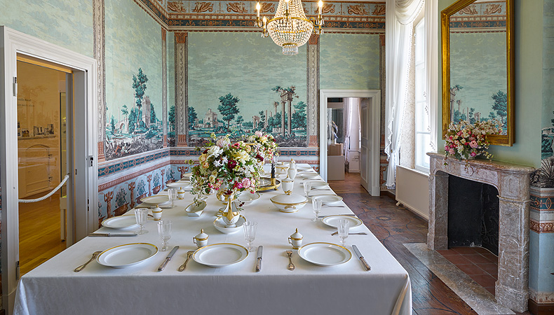 Museum Nymphenburger Porzellan, Tapetenzimmer mit gedeckter Tafel