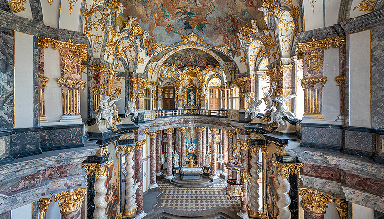 Hofkirche, Blick zum Altar