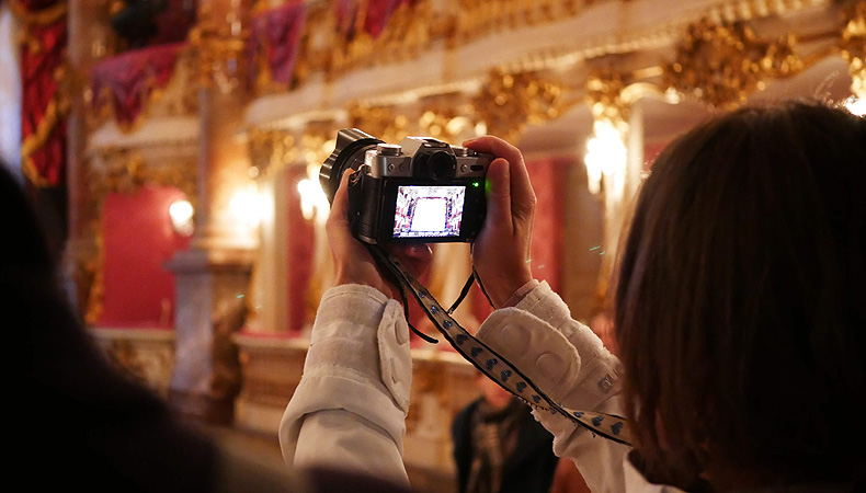 Residenz München, Fotografin im Cuvilliés-Theater