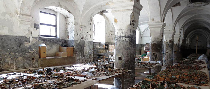 Bild: Ofenkachelscherben aus Schloss Dachau nach der Bergung