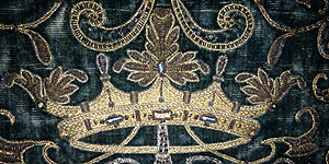 Bild: Detail einer Stickerei in Form einer Krone