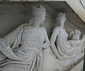 Bild: Giebelfiguren nach Restaurierung